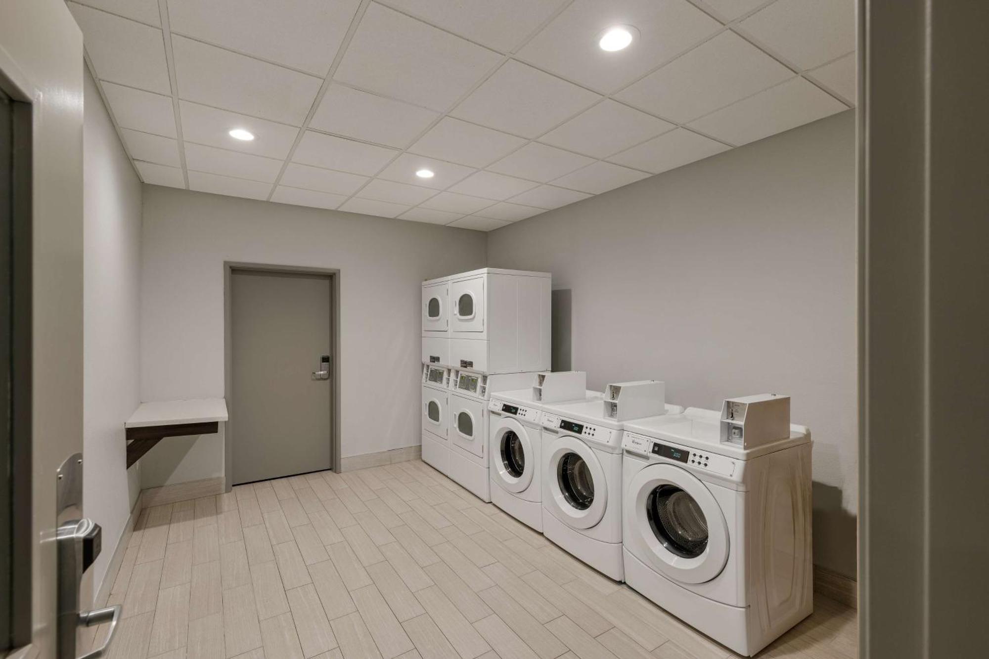 Spark By Hilton Midland South Εξωτερικό φωτογραφία