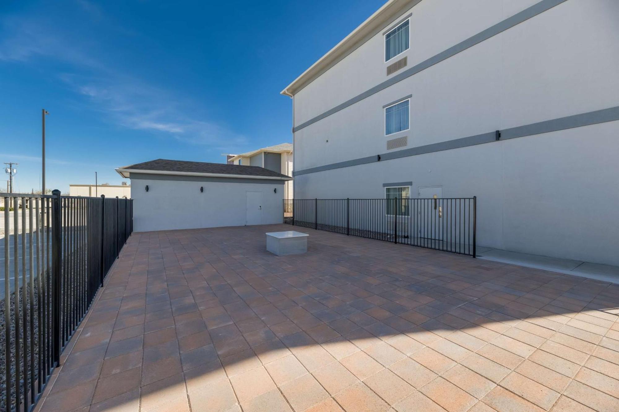 Spark By Hilton Midland South Εξωτερικό φωτογραφία